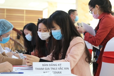 [Infographics] Việt Nam tiêm mũi vắcxin Covid-19 đầu tiên cho người tình nguyện