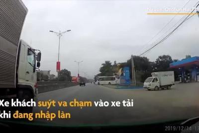 [Video] Xe khách lao ra đường ẩu, suýt va chạm với xe tải