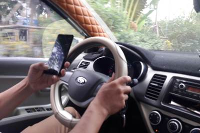 [Video] Mất an toàn giao thông từ việc sử dụng điện thoại khi lái xe