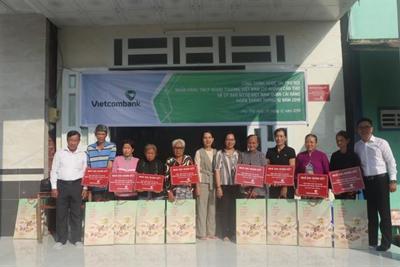 Vietcombank bàn giao 10 căn nhà đại đoàn kết cho các hộ nghèo tại Cần Thơ