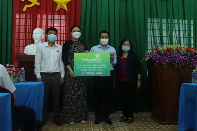 Vietcombank Đông Bình Dương tặng học bổng cho học sinh nghèo