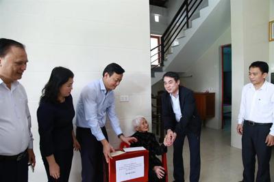 Vietcombank tặng 100 căn nhà nhân ái và 1.000 suất quà tại Hà Tĩnh