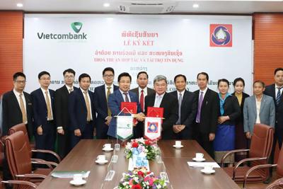 Vietcombank Lào và Tổng Công ty Xăng dầu Nhà nước Lào ký hợp tác tài trợ tín dụng