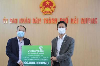 Vietcombank Hải Dương ủng hộ 100 triệu đồng phòng chống dịch Covid-19