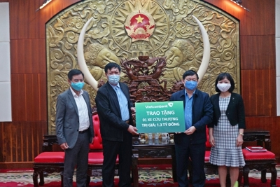  Vietcombank tặng xe cứu thương và máy siêu âm màu cho tỉnh Hưng Yên