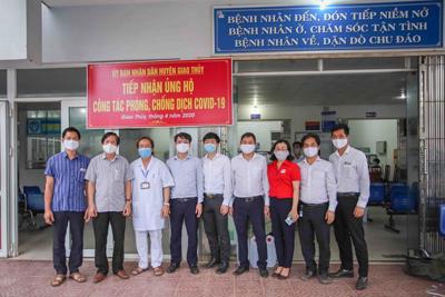 Vietcombank Nam Định trao tặng buồng khử khuẩn cho bệnh viện