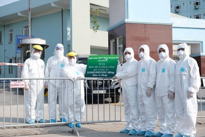 Vietcombank tặng 5 tỷ đồng và 10.000 suất ăn hỗ trợ Bệnh viện K cơ sở Tân Triều phòng, chống dịch Covid-19