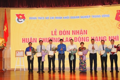 Lãnh đạo Vietcombank nhận Kỷ niệm chương “Vì thế hệ trẻ”