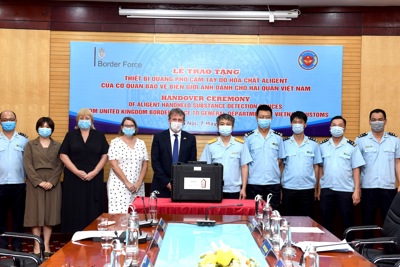 Hải quan Việt Nam tiếp nhận thiết bị quang phổ dò hóa chất do Vương quốc Anh hỗ trợ