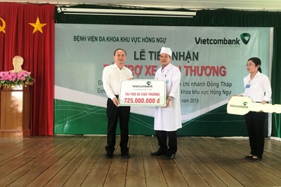 Vietcombank Đồng Tháp tặng xe cứu thương cho Bệnh viện Đa khoa khu vực Hồng Ngự 