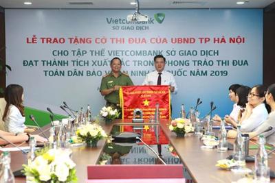 Vietcombank Sở giao dịch nhận cờ thi đua của UBND TP. Hà Nội