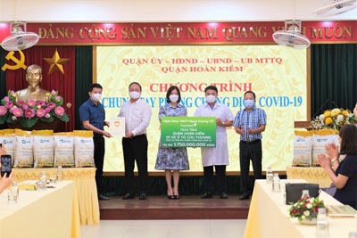 Vietcombank tặng xe cứu thương cho quận Hoàn Kiếm phục vụ công tác phòng chống dịch 