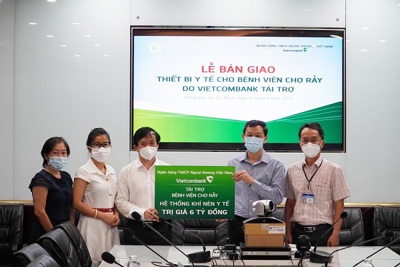 Vietcombank tặng trang thiết bị y tế cho Bệnh viện Chợ Rẫy và Bệnh viện Quân y 175