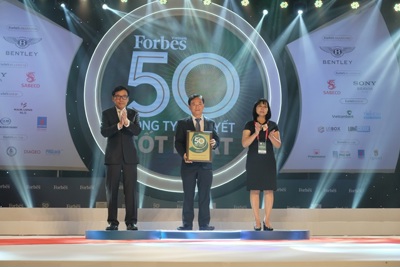 Vietcombank 7 lần liên tiếp trong danh sách "50 công ty niêm yết tốt nhất Việt Nam"