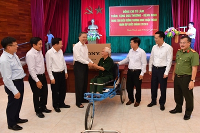 Lãnh đạo Vietcombank tham gia Đoàn công tác thăm và tặng quà thương binh tại Bắc Ninh