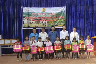 Vietcombank Lào Cai tặng 500 cặp phao cứu sinh cho học sinh nghèo