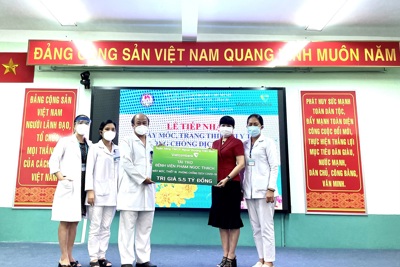 Vietcombank trao 5,5 tỷ đồng hỗ trợ Bệnh viện Phạm Ngọc Thạch phòng, chống dịch