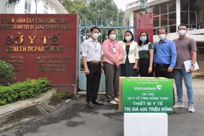 Vietcombank tặng thiết bị y tế trị giá 400 triệu đồng cho Đồng Tháp