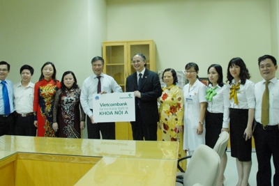 Vietcombank tài trợ thiết bị y tế cho Bệnh viện Hữu Nghị