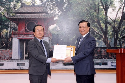 Trao tặng Kỷ niệm chương “Vì sự nghiệp Tài chính Việt Nam” cho Trưởng Đại diện JICA tại Việt Nam