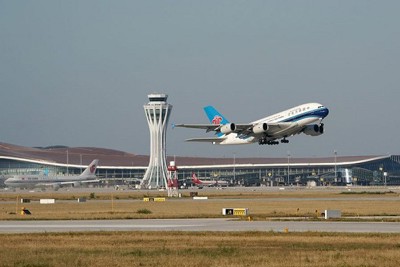 Bắc Kinh hủy hơn nghìn chuyến bay sau khi nâng mức cảnh báo COVID-19