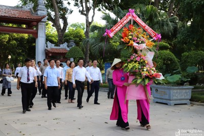 Bộ trưởng Đinh Tiến Dũng dâng hương tại Khu Di tích Kim Liên và đền Chung Sơn