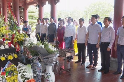 Bộ trưởng Đinh Tiến Dũng dâng hoa tưởng niệm Chủ tịch Hồ Chí Minh