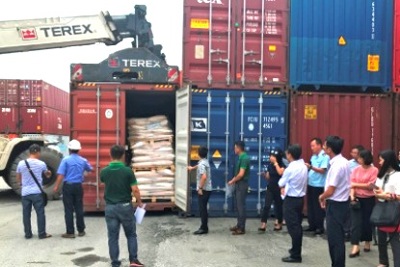 Hàng trăm container phế liệu bị "trục xuất" khỏi Việt Nam