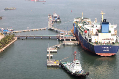 Reuters: Các nhà nhập khẩu dầu Việt Nam đưa ra nhiều ưu đãi nhưng vẫn không bán được hàng