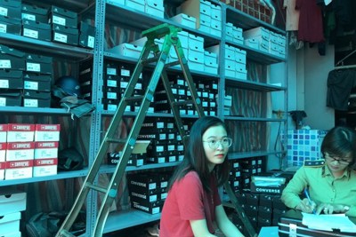 Hà Nội: Thu giữ hơn 2.200 đôi giày nghi giả các nhãn hiệu nổi tiếng