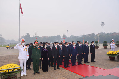 Lãnh đạo Đảng, Nhà nước và các đại biểu Quốc hội vào lăng viếng Chủ tịch Hồ Chí Minh trước khai mạc Kỳ họp bất thường thứ Nhất Quốc hội khoá XV