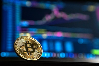 Bitcoin ‘mắc cạn’, nhà đầu tư bối rối