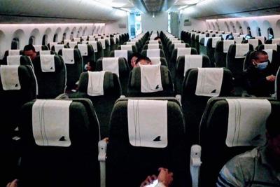 Tăng mạnh số chuyến bay trước 30/4, khách ngồi cách nhau 1 mét