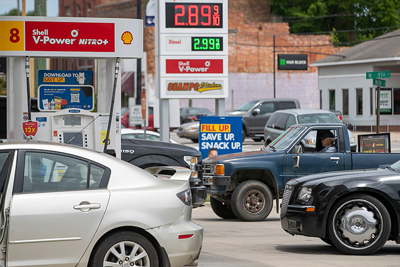 Giá dầu thô tiếp tục tăng, nhiều khu vực tại Hoa Kỳ thiếu hụt nhiên liệu