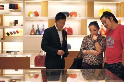 Các hãng xa xỉ tung chiêu kiếm tiền từ khách Trung Quốc