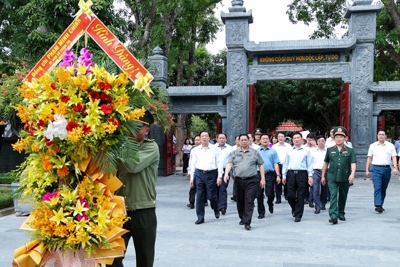 Thủ tướng dâng hương tưởng niệm Chủ tịch Hồ Chí Minh, tri ân anh hùng, liệt sĩ tại các "địa chỉ đỏ" ở Nghệ An