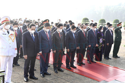 Lãnh đạo Đảng, Nhà nước và các đại biểu Quốc hội vào Lăng viếng Chủ tịch Hồ Chí Minh 