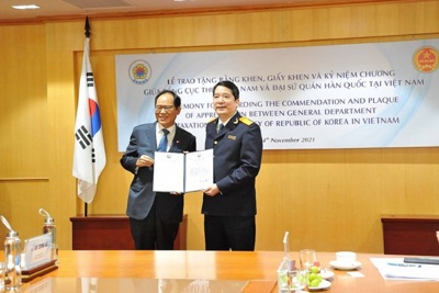 Tổng cục trưởng Cao Anh Tuấn nhận Bằng khen của Phó Thủ tướng, Bộ trưởng Bộ Tài chính Hàn Quốc