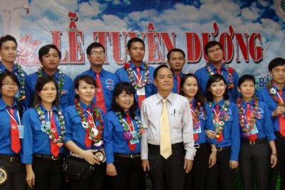 Hải quan Bình Dương được khen thưởng về “Học tập và làm theo tấm gương đạo đức Hồ Chí Minh” Hải quan Bình Dương được khen thưởng về “Học tập và làm theo tấm gương đạo đức Hồ Chí Minh”