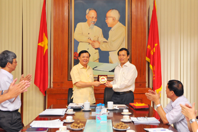 Bộ trưởng Đinh Tiến Dũng làm việc với Ban Thường trực Ủy ban Trung ương Mặt trận Tổ quốc Việt Nam