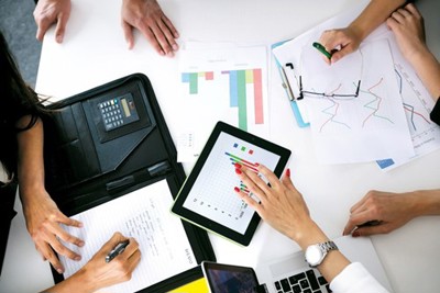  Ai tính giá phải trả cho tái cơ cấu?