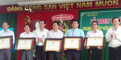 Cục Thuế Long An trao bằng khen cho các tổ chức thực hiện tốt công tác ngân sách nhà nước