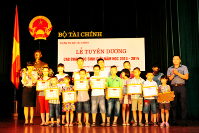 Lễ tuyên dương học sinh giỏi năm học 2013-2014