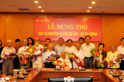 Bộ Tài chính tổ chức Lễ mừng thọ các cựu cán bộ ATK 