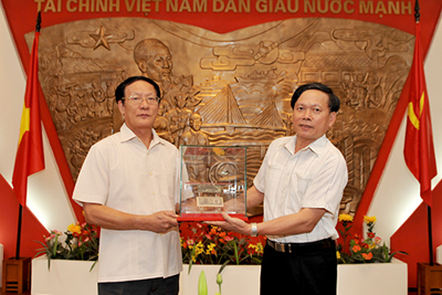 Bộ Tài chính tiếp nhận hiện vật lịch sử truyền thống ngành Tài chính