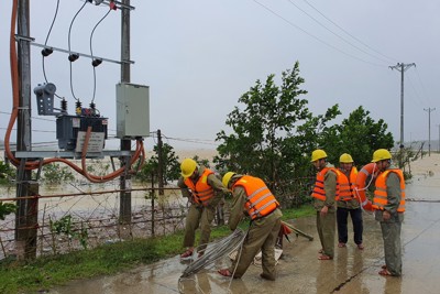 Công ty Điện lực Hà Tĩnh kịp thời khắc phục sự cố lưới điện trong mùa mưa lũ