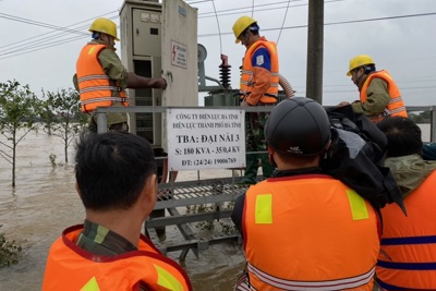 Công ty Điện lực Hà Tĩnh: Nỗ lực cấp điện trở lại cho bà con nhân dân sau mưa lũ