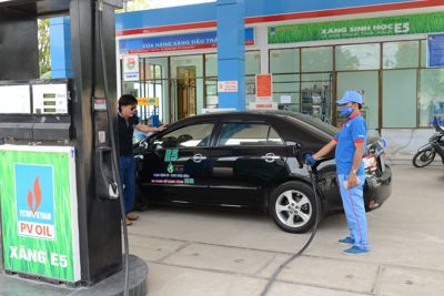 Giá xăng tiếp tục giảm gần 1.200 đồng/lít Giá xăng tiếp tục giảm gần 1.200 đồng/lít