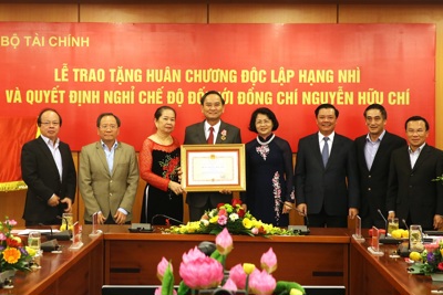 Thứ trưởng Nguyễn Hữu Chí đón nhận Huân chương Độc lập hạng Nhì