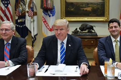 Đồng USD mất giá khi Tổng thống Trump chuẩn bị ký dự thảo luật thuế mới 